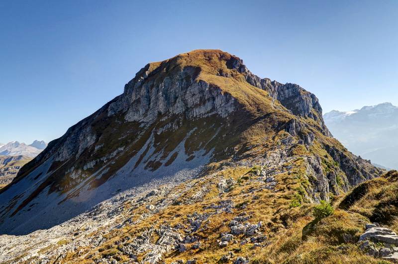 Blick zurück auf SW-Flanke im Abstieg. Im oberen Teil ist ziemlich