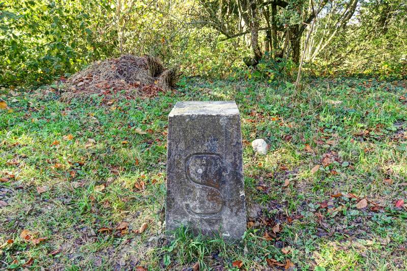 Der westlichster Grenzstein. Auf einer Seite ist die Schweiz ...