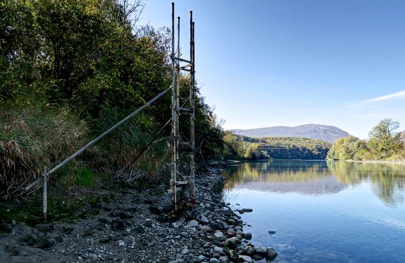 Eine Einrichtung für Messung des Wasserstands im Fluss. Die Spuren zeigen,