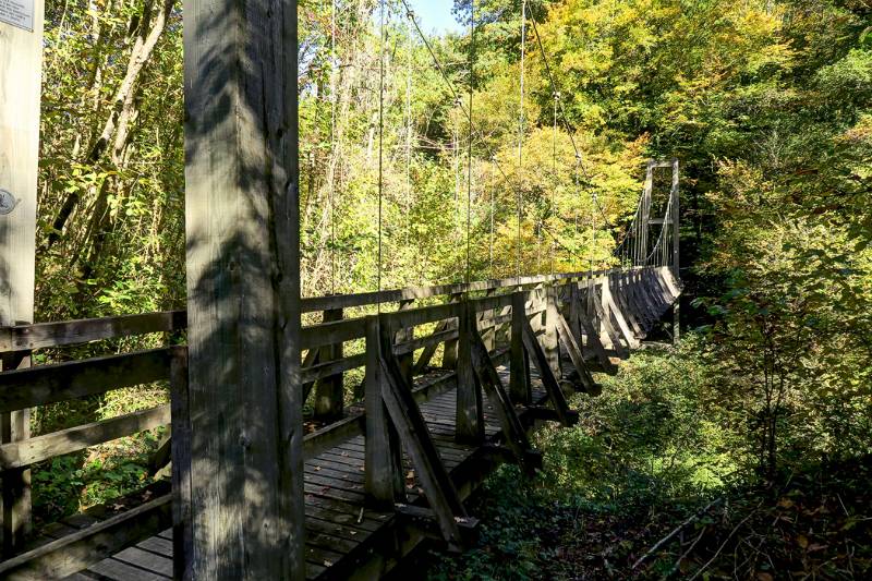 Die Brücke über den ausgetrockneten Bach