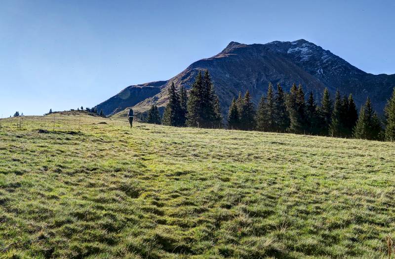 Nach dem P. 1662 m geht es Richtung des breiten Rücken