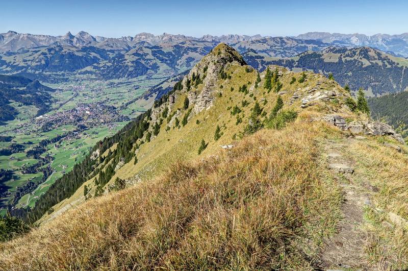 Der Weg verläuft weiter auf dem Grat