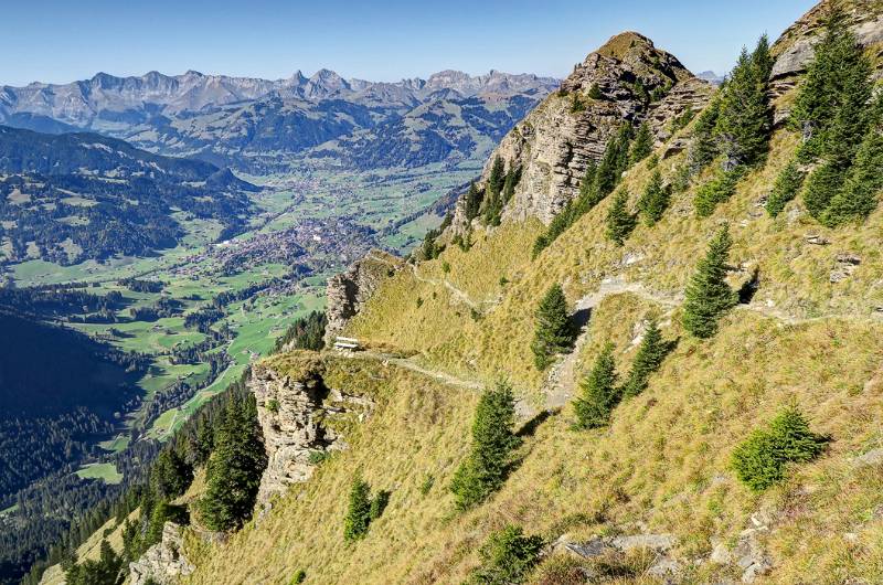 Und wieder in die steile Flanke. Sehr gut ausgebauter Wanderweg mit