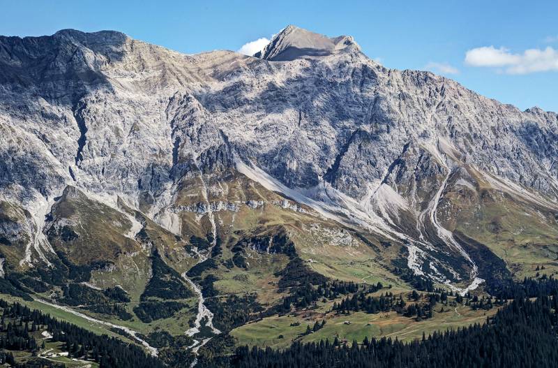 Schesaplana, auch Schesaplana Hütte ist zu sehen. Über die Wand vorne