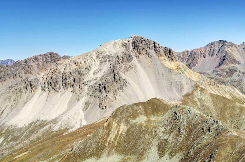 Der Nachbargipfel mit starke Erosion - Piz Starlex