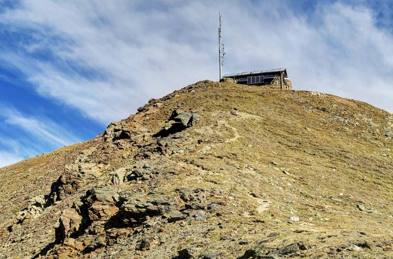 Die alte italienische Zöllnerhütte und die Antenne auf dem Gipfel