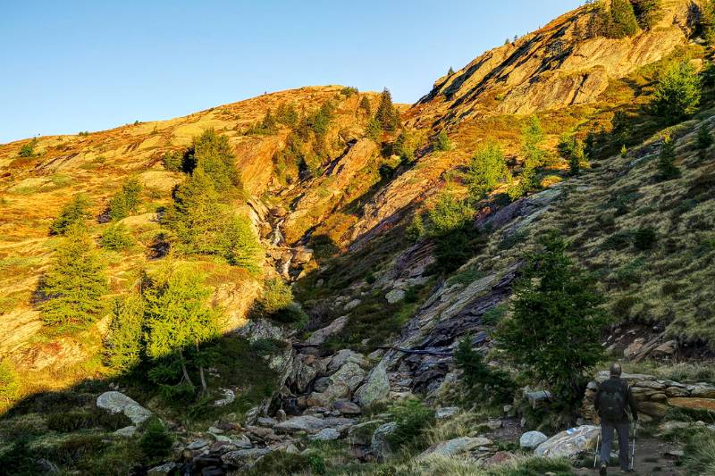 Der Wanderweg verläuft auf der linken Seite von Bach