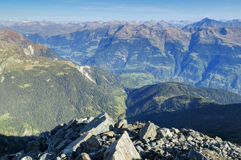 Unten ist Vallone di Mezzodi, das Seitental von Leventina