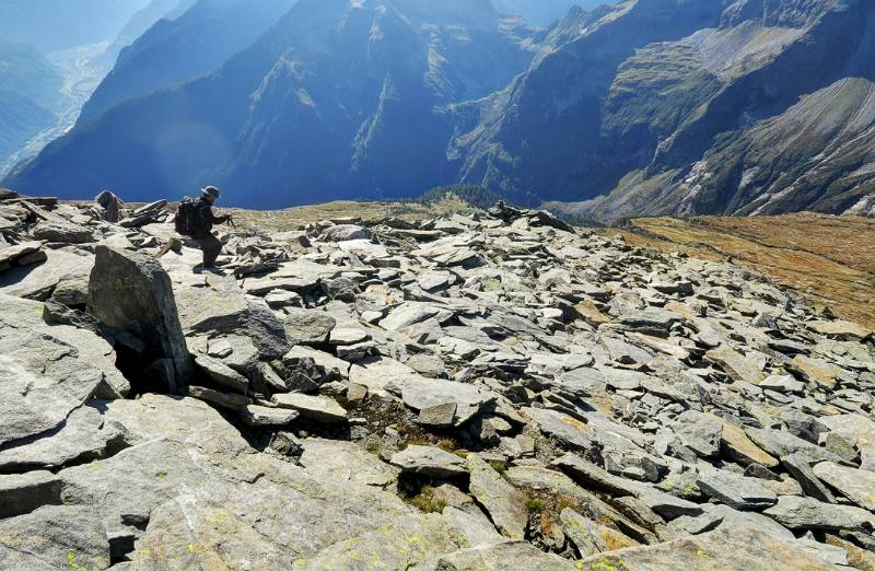 Im Abstieg über Steinplatten und Felsblöcke