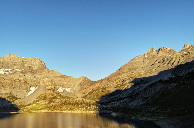Blick von Auberge de Salanfe zum Col de Susanfe und Dent