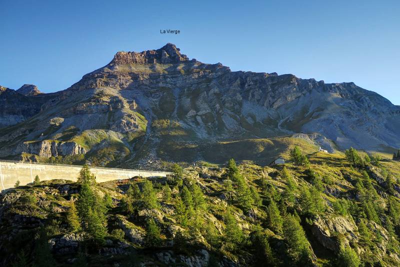 Im Abstieg: Staumauer des Lac de Salanfe, der Gipfel von La