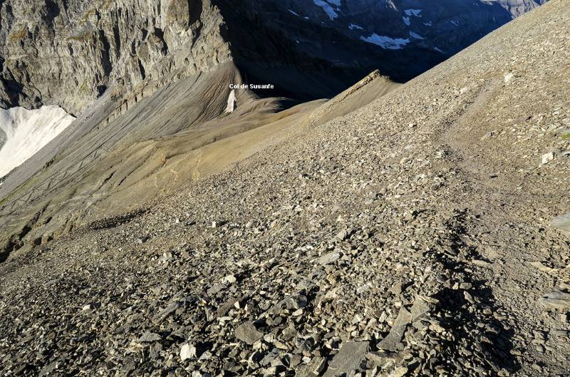 Bis zum Col Paresseux wird auf die Ostseite des S-Grats aufgewichen