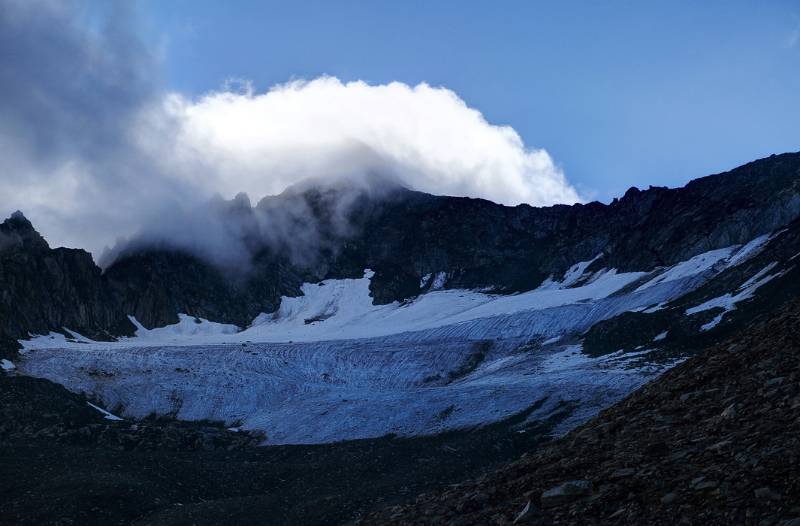 Gross Muttenhorn ist noch in der Wolke versteckt