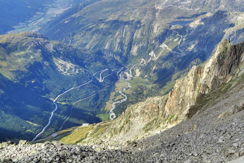 Unten ist Gletsch und rechts schlingelt Grimselpassstrasse