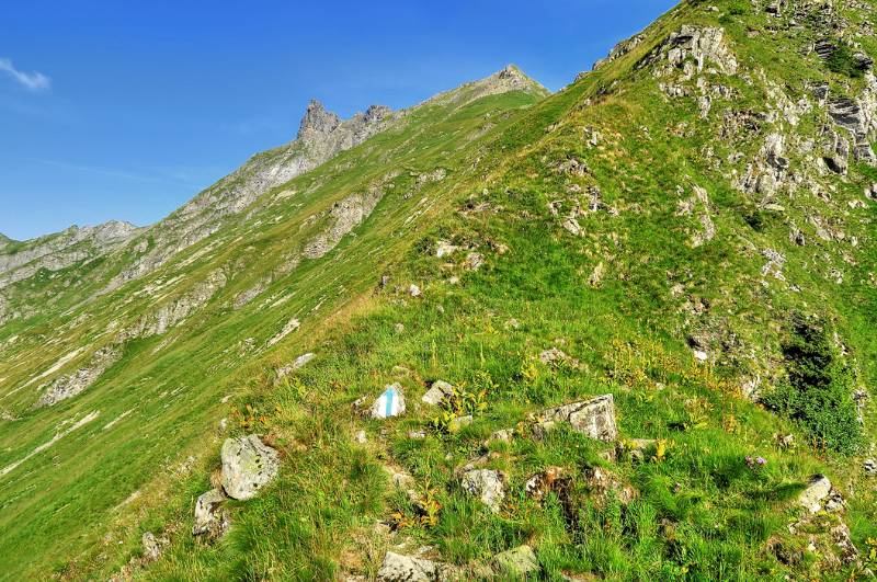 Aufstieg über ziemlich steile Grassflanke