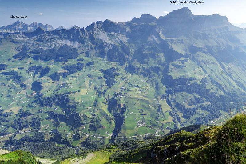 Blick auf die andere Seite des Schächentals mit Schächentaler Windgällen und