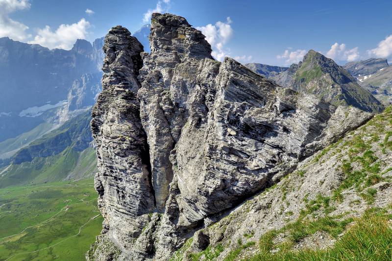 Vorbei an markantem Felsturm, den man von überall sieht