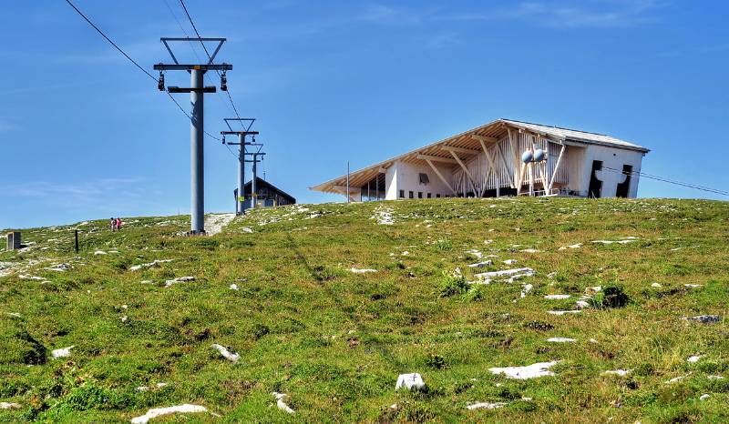 Die moderne Holzhütte - Bergstation der Seilbahn Chäserrugg