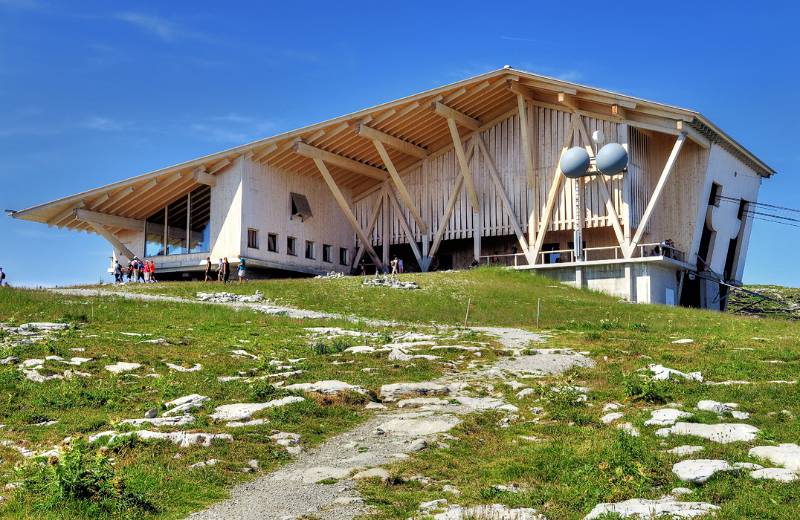 Die moderne Holzhütte - Bergstation der Seilbahn Chäserrugg