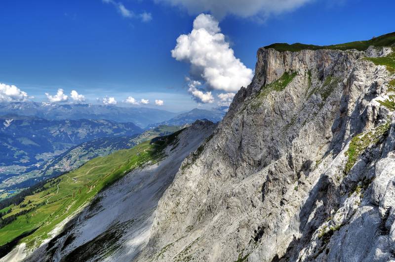 Steile Felsabbrüche nach Westen