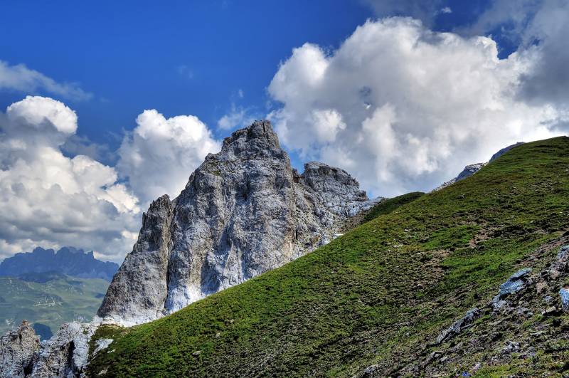 Weisse Felsen von Wolken umarmt