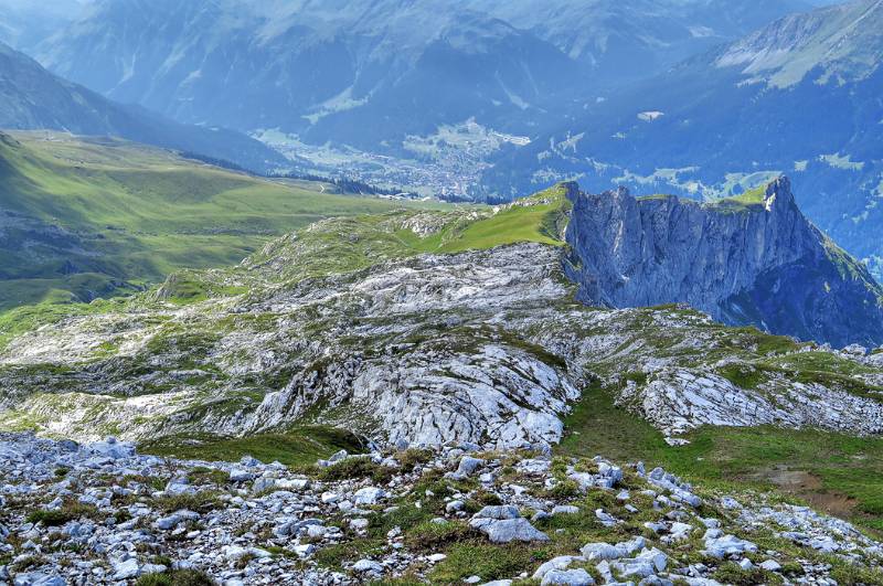 Blick entlang des Aufstiegwegs Richtung Klosters