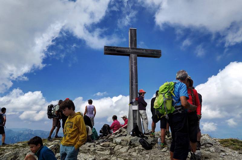 Viele Wanderer auf dem Gipfel von Les Cornettes de Bise