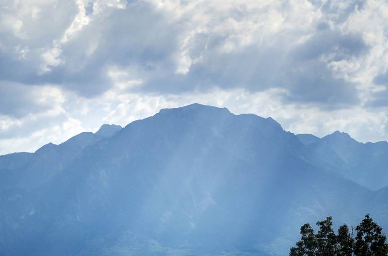 Blick von Autobahn auf die Berge des südlichen Ufers von Genfersee