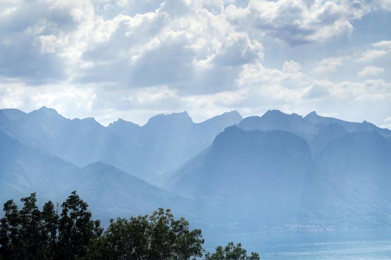 Blick von Autobahn auf die Berge des südlichen Ufers von Genfersee