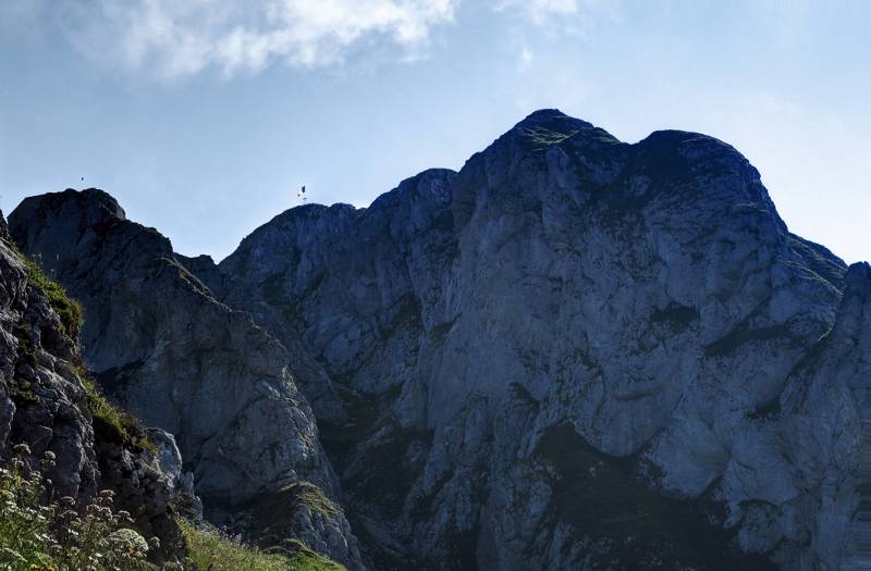 Die Fahne der Hütte und des Vorgipfels ist in Sicht