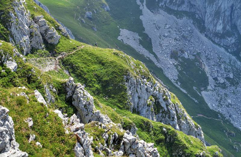 Beim Abstieg wird meistens in die Südseite des Grats ausgewichen