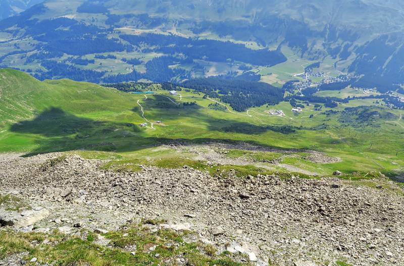 Blick vom Grat zurück zum Aufstiegsweg und Bergstation der Seilbahn