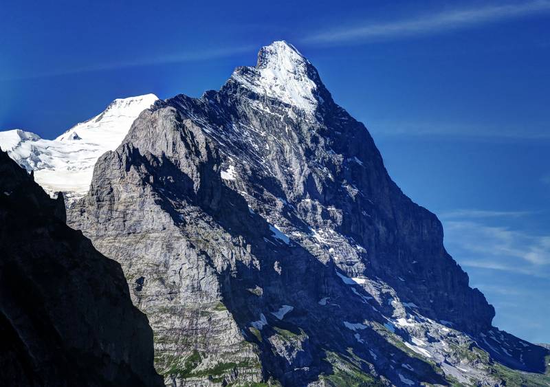 Nordwand und Mittellegigrat von Eiger. Dahinter ist Mönch