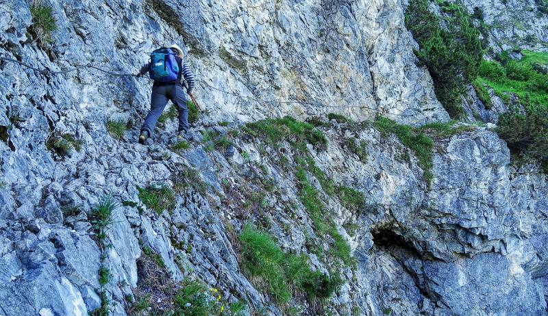 Ausgesetzte Stellen sind mit Drahtseilen abgesichert