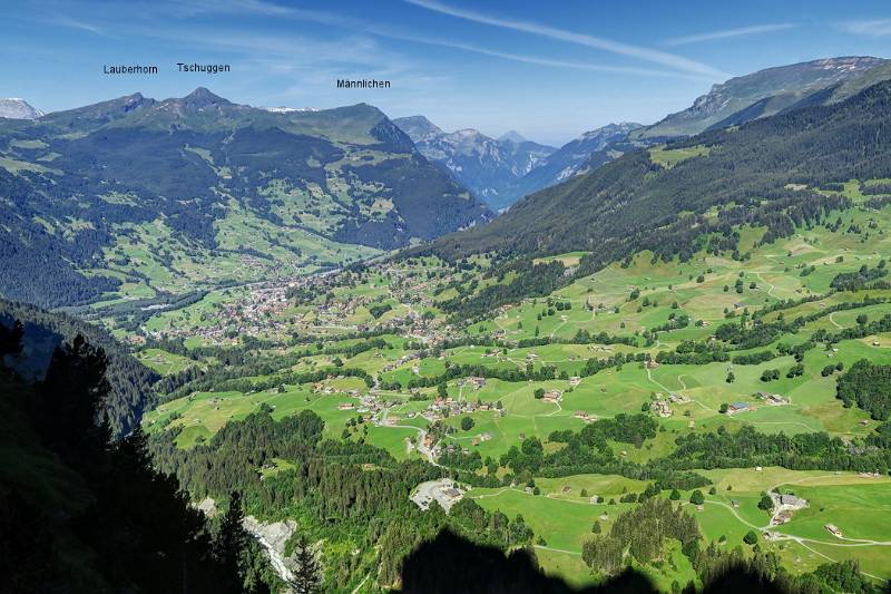 Grindelwald mit Skigebiet auf dem Hang gegenüber