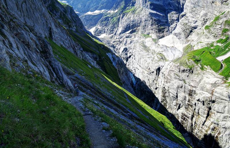 Tiefe, schmale Gletscherschlucht unten