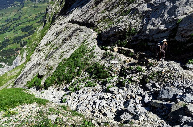 Auf dem sehr gut ausgebauten Wanderweg in beeindruckender Bergkulisse