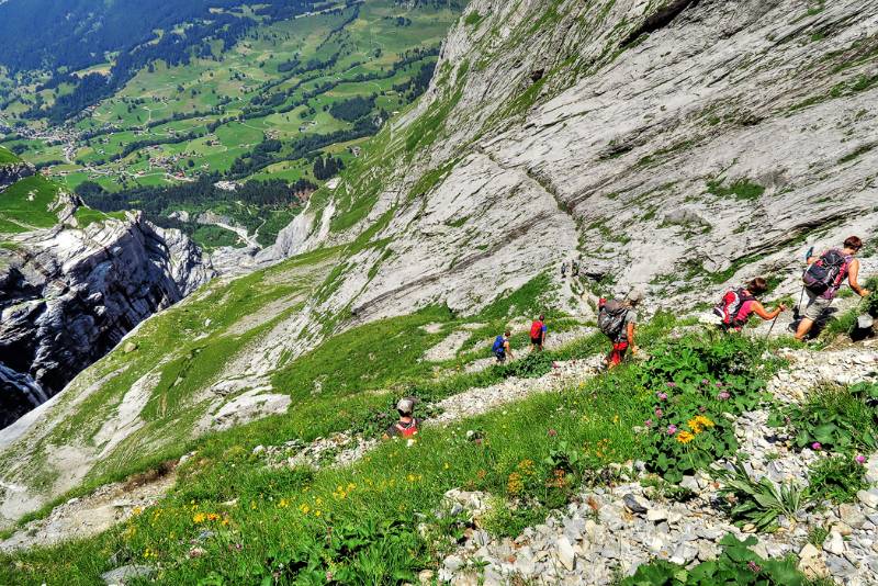 Viele Leute unterwegs zur Hütte