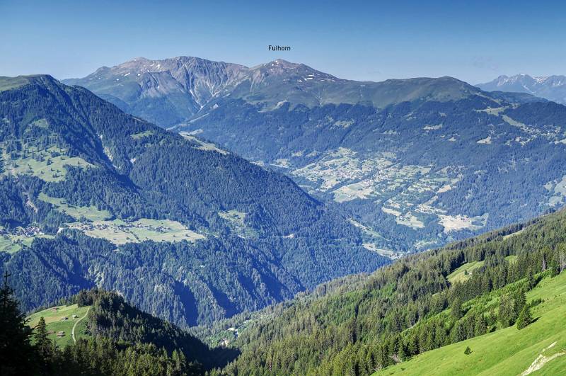 Gegenüber ist Tal, das Richtung Lenzerheide führt