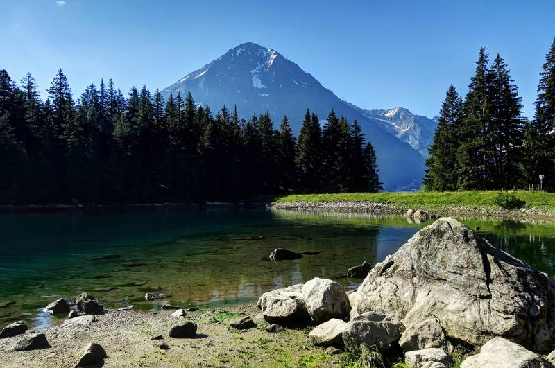 Arnisee mit Bristen im Hintergrund