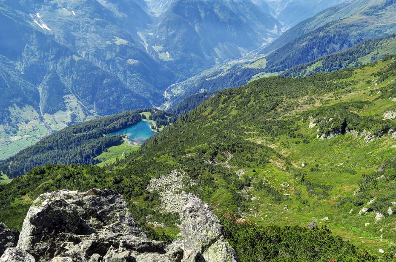 Blick vom Sunnig Grat zurück zum Startpunkt - Arnisee