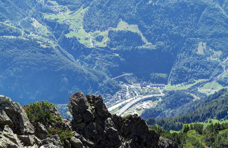 Amsteg und die Strasse ins Maderanertal