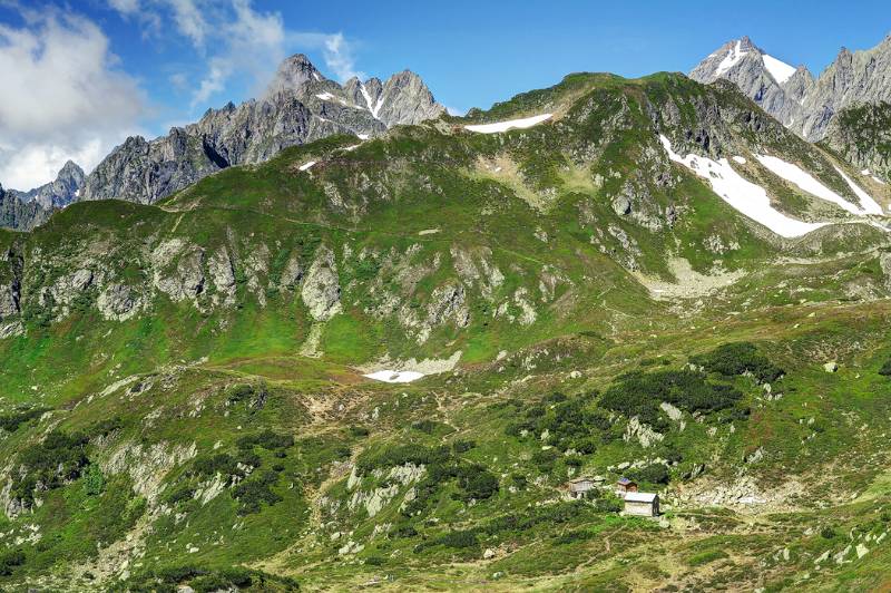 Kleine Sunniggrathütte unten und Wanderweg über Langchälengrätli ins Leitschachtal