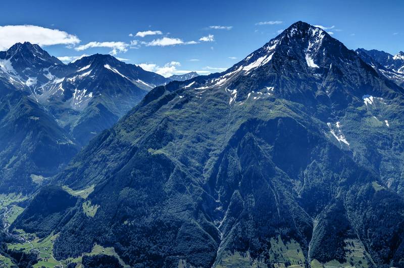 Herrlicher Blick auf Bristen. Man sieht fast die ganze T5-Wanderroute: zuerst