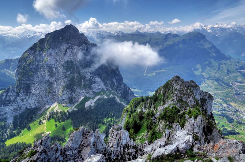 Aussicht von Kleiner Mythen: rechts ist Vorgipfel von Kleiner Mythen und