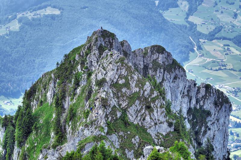 Vorgipfel von Kleiner Mythen mit einigen Leuten auf dem Vorgipfel und