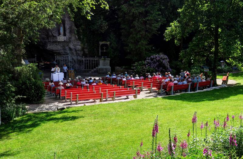 Gottesdienst bei Lourdesgrotte