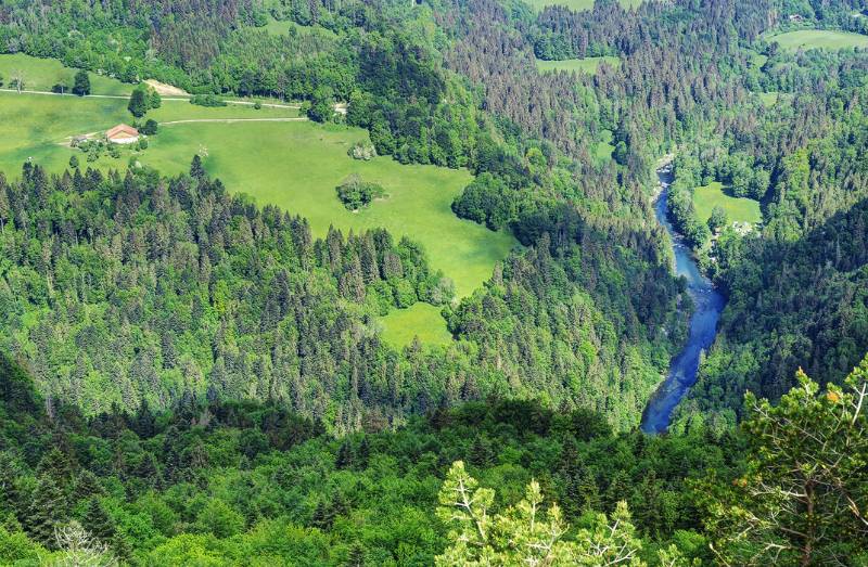 Tiefe Schucht von Doubs, was von oben nicht ganz ersichtlich