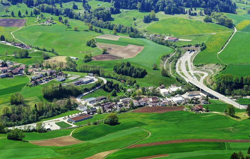 Eingang in den Tunnel Richtung Biel bei Moutier