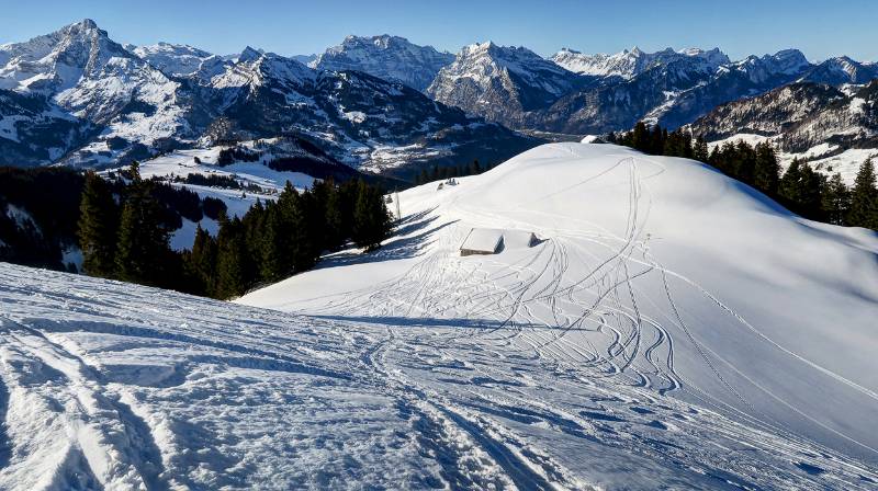 Blick zurück auf die schöne Bergkulisse